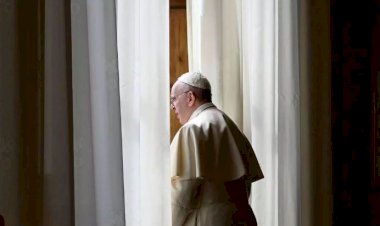 Papa Francisco é internado para cirurgia no intestino, diz Vaticano