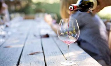 Onze pessoas morrem intoxicadas após beber vinho em funeral