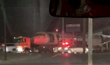 Avião na pista da avenida Antônio Carlos surpreende motoristas em BH