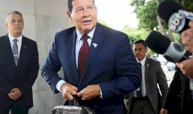 Mourão não participa de desfile militar para entrega de convite a Bolsonaro