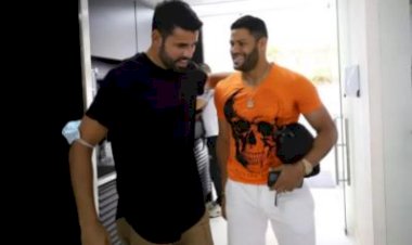 Diego Costa visita Cidade do Galo e encontra jogadores; veja imagens
