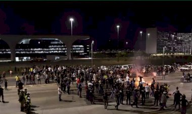 Forças de segurança protestam na Cidade Administrativa e fecham a Linha Verde