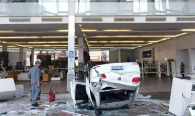Carro cai do 3º andar e atinge duas mulheres na recepção de concessionária em SP