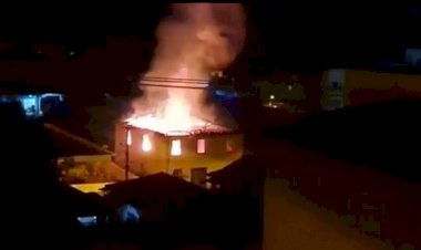 Casarão foi consumido pelo fogo no centro de Rio Vermelho