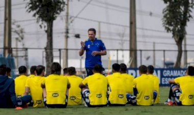 Cruzeiro volta a campo uma semana após greve do elenco por atrasados