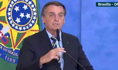 Bolsonaro concede a si mesmo medalha do Mérito Científico
