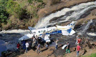Avião com Marília Mendonça cai em MG, assessoria diz que cantora está bem