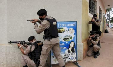 PM faz treinamento simulado para enfrentar possíveis assaltos a bancos na área do 65º BPM
