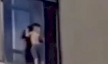 Criança de 2 anos abre tela de proteção e anda em parapeito de janela de prédio