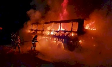 Ônibus com cerca de 50 passageiros pega fogo na BR-040, em Conselheiro Lafaiete