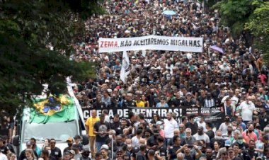 Manifestantes das forças de segurança chegam à praça da Assembleia