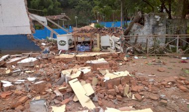 Explosão de grande proporção destrói parte das estruturas da Praça de Esportes na cidade do Serro.