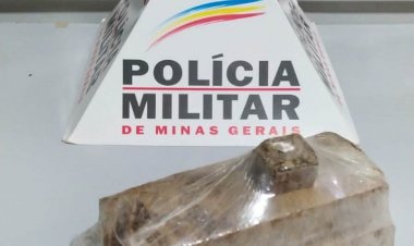 Polícia Militar encontra duas barras e tablete de maconha escondidos em lote vago em Peçanha
