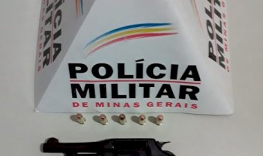 A POLÍCIA MILITAR PRENDE HOMEM COM ARMA DE FOGO NA JAQUETA, DURANTE OPERAÇÃO, EM VIRGINÓPOLIS