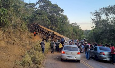 Ônibus com mais de 40 passageiros tomba em Serro e deixa feridos