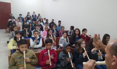 PROJETO TOCANDO O AMANHÃ: Evolução das crianças no aprendizado de música e flauta impressiona equipe pedagógica e pais