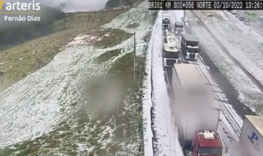 Temporal que durou cerca de 15 minutos destelhou casas, danificou veículos e deixou estradas cobertas de gelo; confira