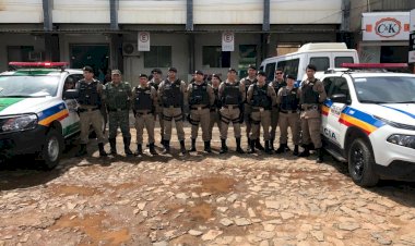 PM cumpre vários mandados de busca e apreensão e prisão de cinco homens acusados de tráficos de drogas em Caratinga