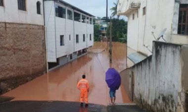 Chuva causa inundação e deixa moradores ilhados no interior de Minas Gerais