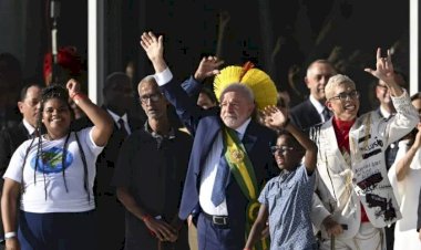 Quem são as pessoas que subiram a rampa do Planalto e entregaram faixa a Lula