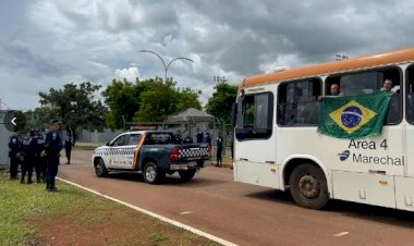 Brasília: 1200 bolsonaristas retirados do QG são levados para a Polícia Federal