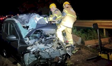 Motorista morre após bater de frente com carreta em MG