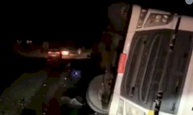 BR-381 é fechada após carreta tombar e a carga espalhar pela pista em Nova Era
