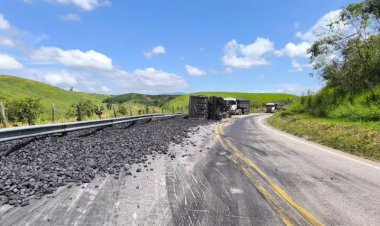 Carreta tomba na BR-259 em Governador Valadares e carga de carvão fica espalhada na pista