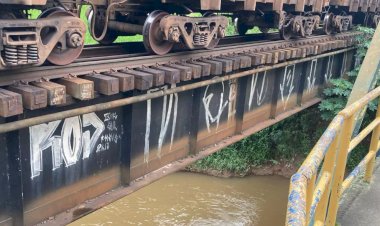 Bombeiros procuram por mulher que foi atropelada por trem e teria caído em rio