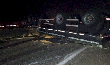 Carreta carregada de batatas tomba e causa longo congestionamento na BR-381