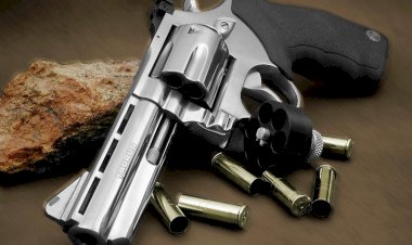 ADOLESCENTE DE 16 ANOS MATA PAI, MÃE E IRMÃ APÓS TER CELULAR TOMADO EM CASTIGO
