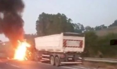 Carreta com carga de soja tomba, pega fogo e interdita BR-381, em Minas