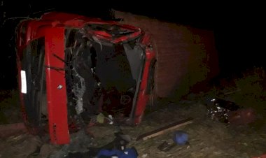Motorista é projetado de caminhão e morre após tombar na BR-494, em MG