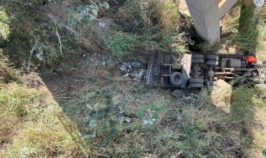 Motorista morre esmagado após caminhão cair de ponte em rodovia de MG