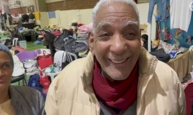 Casal que teve casa inundada em Porto Alegre e foi entrevistado no JN ganha 'sorriso novo', óculos e primeiro celular