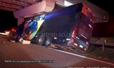 Acidente com ônibus de turismo mata ao menos 10 pessoas no interior de São Paulo
