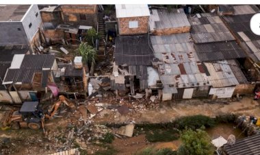 TEMPORAL Cenário de guerra: inundação derruba muros e arrasta parede para dentro de córrego em Santa Luzia
