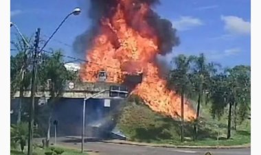 Vídeo: Caminhão-tanque explode em acidente e motorista pula de viaduto para se salvar