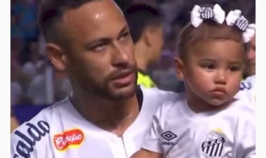 fora de-campo Com amuleto Mavie, Neymar marca primeiro gol pelo Santos; veja