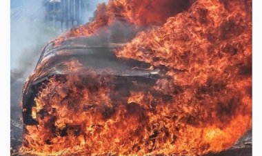 SUSPEITA DE CRIME Veículo fica completamente destruído após incêndio em Patos de Minas