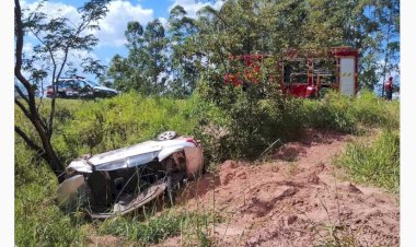 CAMPO DAS VERTENTES Homem fica preso às ferragens após carro que ele dirigia capotar e ficar tombado em barranco