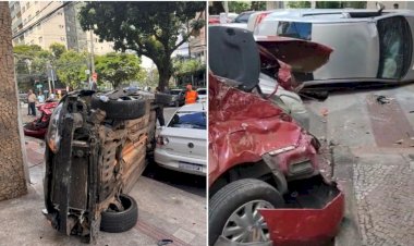 Carro capota na Savassi, em BH, acerta quatro veículos e deixa motorista ferido