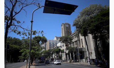 CURIOSIDADE Por que algumas placas informativas de trânsito no centro de BH estão viradas? Confira a resposta