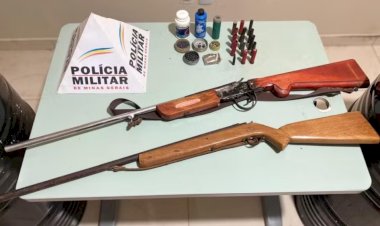 Polícia Militar aborda motociclista inabilitado transitando em moto com documento atrasado e apreende armas na casa dele, em Taiobeiras