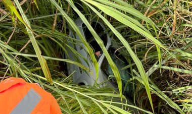 Mãe e filha ficam feridas após carro sair da pista e cair em vala na MGC-491, em Alfenas, MG