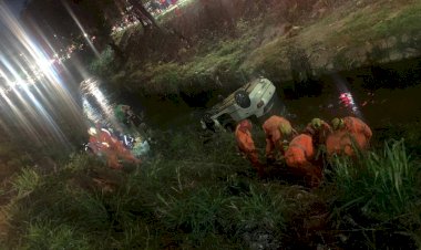 Idosa morre e outras três pessoas ficam feridas após carro cair em córrego