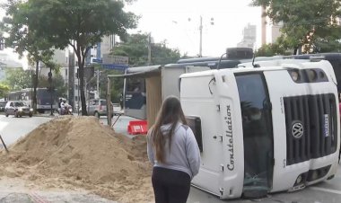 Caminhão com areia tomba na avenida Amazonas e complica trânsito em BH