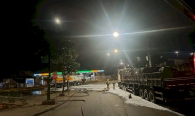 Briga de trânsito causa acidente e vazamento de combustível de caminhão-tanque