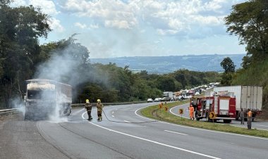 Caminhão carregado com soja pega fogo na BR-050 entre Araguari e Uberlândia
