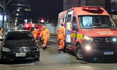 Motociclista avança sinal vermelho, bate em veículo e é socorrido por bombeiro de folga em Uberlândia